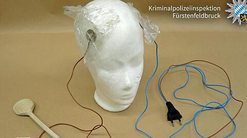 Das Foto zeigt eine Apparatur, mit der sich Frauen Stromstöße verabreicht haben.