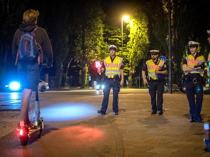 Schon nach kurzer Zeit stehen E-Tretroller-Fahrer im Blickfeld der Polizei.