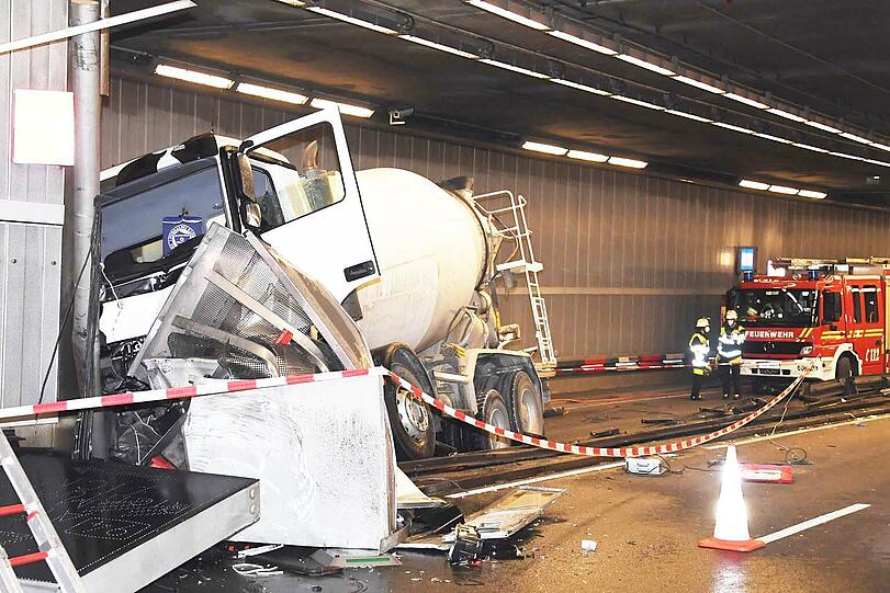 Der Lkw-Fahrer wurde mit Verletzungen in eine Klinik eingeliefert.