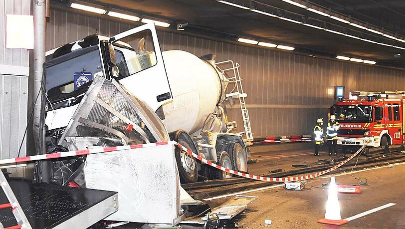 Der Lkw-Fahrer wurde mit Verletzungen in eine Klinik eingeliefert. Der Lkw-Fahrer wurde mit Verletzungen in eine Klinik eingeliefert.