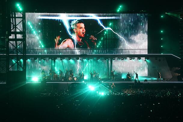 Begeisterte Fans jubeln Robbie Williams auf dem Messegelände Riem zu. Und Williams nutzt die Bühne bis zum letzten Zentimeter aus - im Gegensatz zu Helene Fischer, wie so mancher sagt. Begeisterte Fans jubeln Robbie Williams auf dem Messegelände Riem zu. Und Williams nutzt die Bühne bis zum letzten Zentimeter aus - im Gegensatz zu Helene Fischer, wie so mancher sagt.