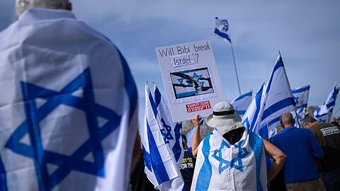 Israelis, zumeist Militärreservisten, protestieren gegen Pläne der Regierung von Premierminister Netanjahu, das Justizsystem zu überarbeiten.