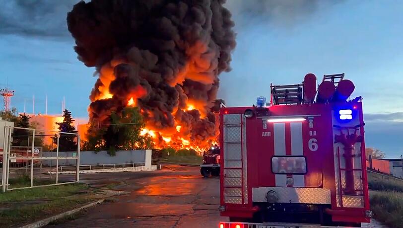 Auf diesem vom Telegram-Kanal des Gouverneurs von Sewastopol veröffentlichten Handout-Foto steigen Rauch und Flammen aus einem brennenden Treibstofftank in Sewastopol auf der Krim auf.