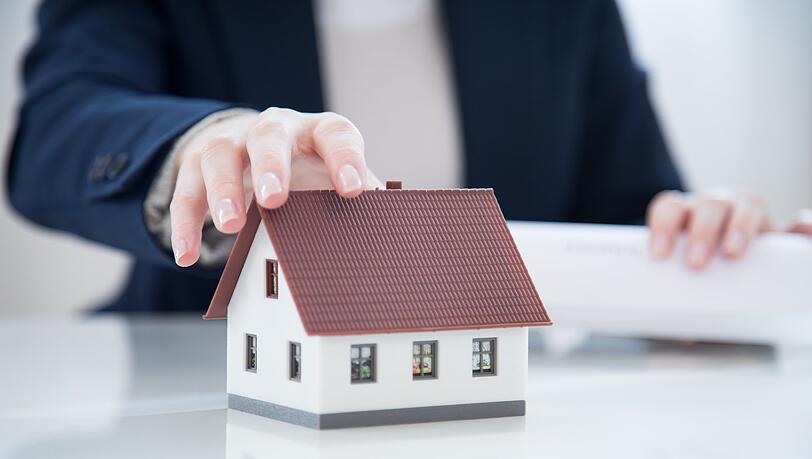 Wer bekommt Zugriff auf das Haus und wann? Gibt es ein Nießbrauchsrecht? Wer ein Haus besitzt, muss beim Vererben oder Verschenken einiges berücksichtigen. Wer bekommt Zugriff auf das Haus und wann? Gibt es ein Nießbrauchsrecht? Wer ein Haus besitzt, muss beim Vererben oder Verschenken einiges berücksichtigen.