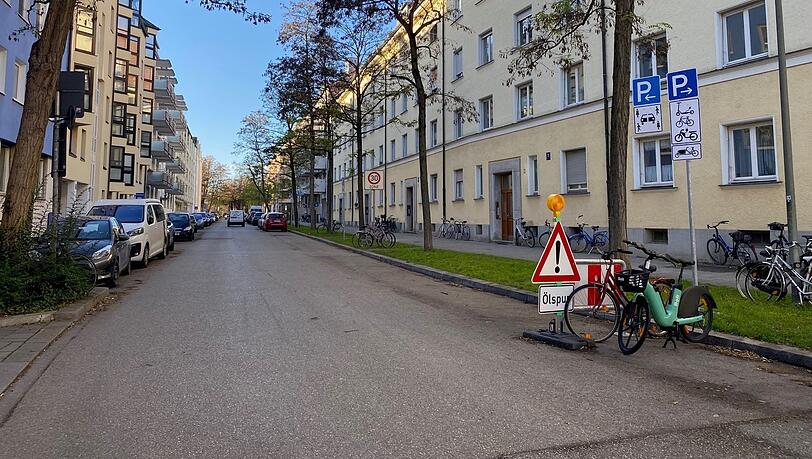 Bis letzten Herbst durften Anwohner entlang der Schwabinger Destouchesstraße mit ihrem Anwohnerparkausweis parken. Seither sind rund 70 Meter Parkplätze gestrichen - damit Platz für Carsharing, Leih-Lastenräder, E-Tretroller und E-Bikes entsteht. Nur: Sharing-Autos sind nie welche da, die Parkplätze stehen sinnlos leer. Wer deshalb wie früher sein Auto parkt, zahlt 55 Euro Strafe. Bis letzten Herbst durften Anwohner entlang der Schwabinger Destouchesstraße mit ihrem Anwohnerparkausweis parken. Seither sind rund 70 Meter Parkplätze gestrichen - damit Platz für Carsharing, Leih-Lastenräder, E-Tretroller und E-Bikes entsteht. Nur: Sharing-Autos sind nie welche da, die Parkplätze stehen sinnlos leer. Wer deshalb wie früher sein Auto parkt, zahlt 55 Euro Strafe.
