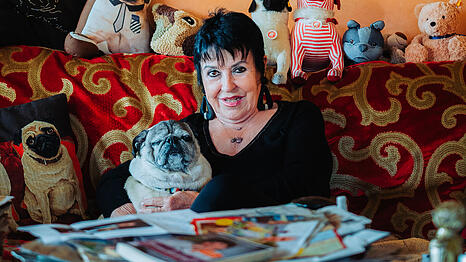 Kuschelnd mit Mops Willy: Uschi Ackermann (78) in ihrem Zuhause in Bogenhausen.