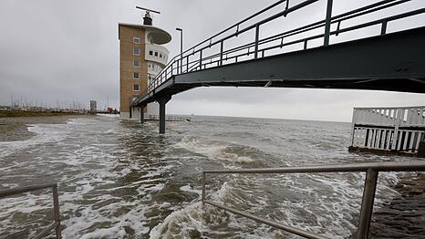 An der Alten Liebe überschwemmt die Nordsee bei einer Sturmflut das Hafengebiet.