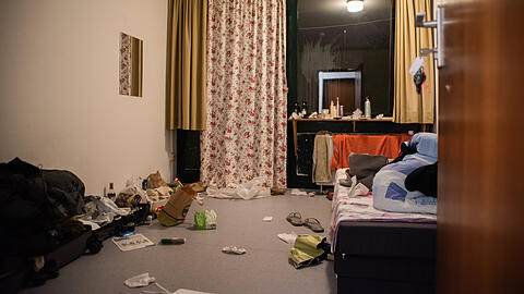 So sehen die Zimmer aus, die das Studierendenwerk an Studenten in Not für 70 Euro die Woche vermietet: Außer einer Matratze sind sie leer, meist wohnen zwei Studenten in einem Zimmer, manchmal sind die Heizungen kaputt.