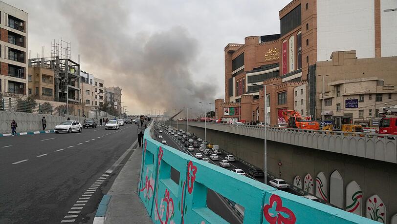 Beim Eintreffen der Einsatzkr&auml;fte stand die Halle fast vollst&auml;ndig in Flammen, dichter Rauch stieg in den Himmel.