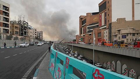 Beim Eintreffen der Einsatzkr&auml;fte stand die Halle fast vollst&auml;ndig in Flammen, dichter Rauch stieg in den Himmel.