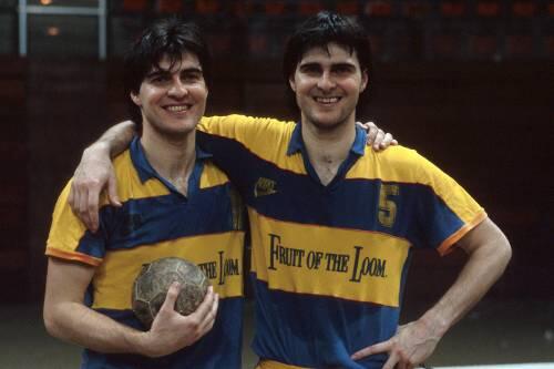 Feierten große Erfolge im gelb-blauen Trikot des MTSV Schwabing: Michael (li.) und Uli Roth 1986 in der Rudi-Sedlmayer-Halle.