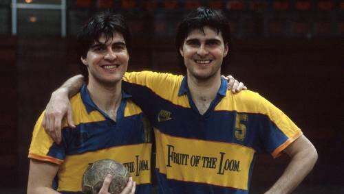 Feierten große Erfolge im gelb-blauen Trikot des MTSV Schwabing: Michael (li.) und Uli Roth 1986 in der Rudi-Sedlmayer-Halle. Feierten große Erfolge im gelb-blauen Trikot des MTSV Schwabing: Michael (li.) und Uli Roth 1986 in der Rudi-Sedlmayer-Halle.