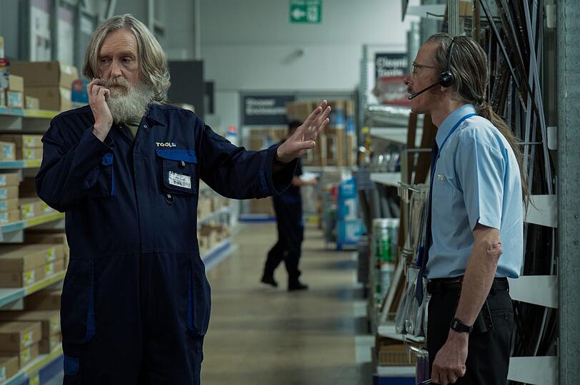 Michael (Pearce Quigley) zeigt seinem Chef Gordon (Mackenzie Crook) regelm&auml;&szlig;ig, wie gern er sich von ihm etwas sagen l&auml;sst.