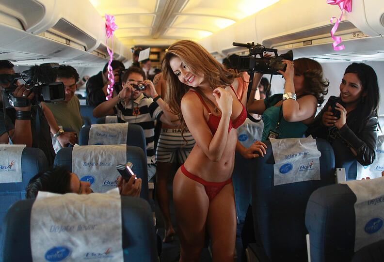 Sexy Kurven in heißen Dessous - und das über den Wolken: Das bolivianische Unterwäsche-Label "Ronied" funktionierte ein Flugzeug zum Laufsteg um - die Bilder.