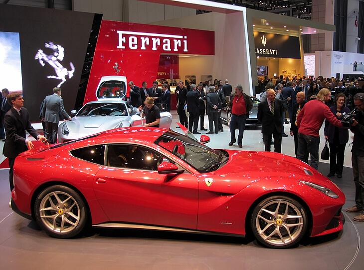 Ferrari trumpft mit dem bislang schnellsten Straßenmodell seiner Produktion. Raten Sie mal, wie viel diese F12berlinetta auf den Tacho bringt!