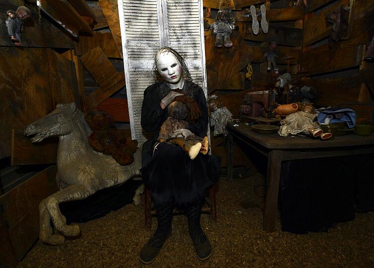 Die USA ist bekanntlich die Hochburg, wenn's um Halloween geht. So richtig gruselig wurde es am Mittwoch in Texas im Haunted House, wo tausende Besucher in wahrhaftig gruseligem Ambiente feierten...