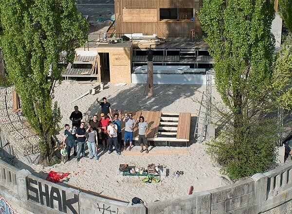 Fertig! Der Sand ist aufgeschüttet, die Holzbauten stehen &ndash; jetzt kann der Kulturstrand an Christi Himmelfahrt loslegen.