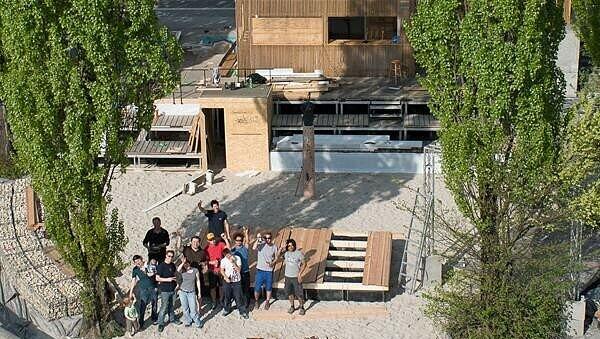 Fertig! Der Sand ist aufgeschüttet, die Holzbauten stehen – jetzt kann der Kulturstrand an Christi Himmelfahrt loslegen. Fertig! Der Sand ist aufgeschüttet, die Holzbauten stehen – jetzt kann der Kulturstrand an Christi Himmelfahrt loslegen.