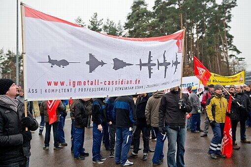 Demonstranten mit einem Transparent in Manching