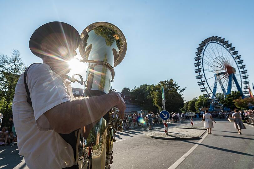 Schon am Freitag fan der traditionellen Auszugs zum Gäubodenvolksfest statt. Die Bilder!