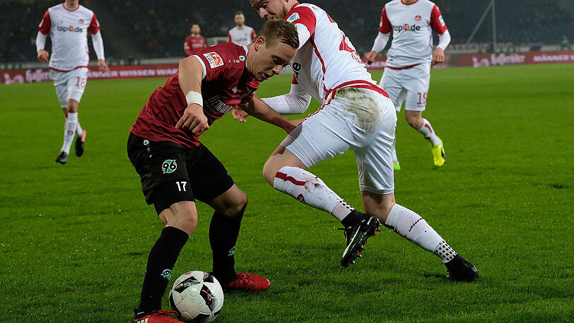 Uffe Bech erzielt das Siegtor für Hannover 96.