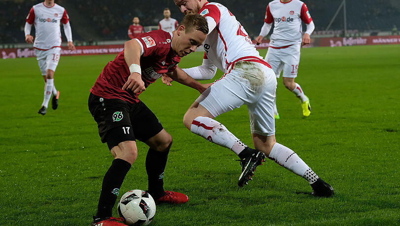 Uffe Bech erzielt das Siegtor für Hannover 96. Uffe Bech erzielt das Siegtor für Hannover 96.