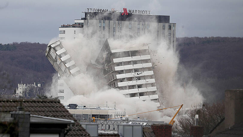 Das Bonn-Center, auch Steigenberger-Hochhaus genannt, wurde am Sonntag erfolgreich gesprengt. Das Bonn-Center, auch Steigenberger-Hochhaus genannt, wurde am Sonntag erfolgreich gesprengt.
