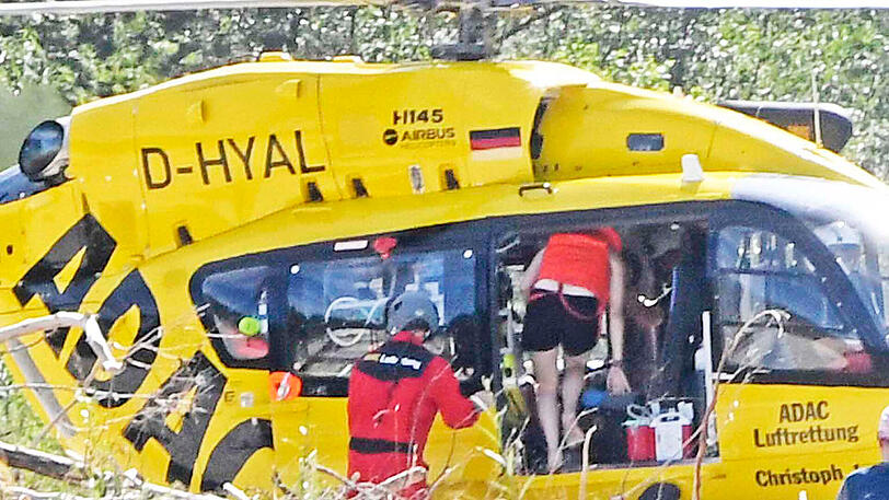 Dutzende Rettungskräfte und zwei Hubschrauber waren im Einsatz, um bei Straßlach fünf Personen und zwei Hunde aus der Isar zu retten. Die Bilder.