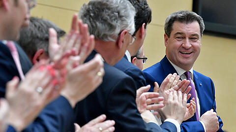 Markus Söder (r.), Ministerpräsident von Bayern (CSU), bekommt nach seiner erste Regierungserklärung im bayerischen Landtag unter dem Motto: "Das Beste für Bayern", stehenden Applaus von der Regierungsbank.