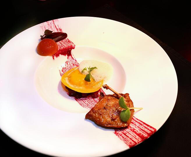 3. Gang: Wachtelbrust, Quitte, Rote Beete, Mascarpone-
Raviolo: Ein Spiel der Aromen auf dem Teller: Die sous-vide-gegarte Wachtelbrust, ein mit Kräutercreme gefüllter Raviolo und ein intensives Quittengel haben sich hier versammelt, um mit dem trockenen Chardonnay aus Baden vom Achkarrer Schloßberg und seiner schmelzig-feinen Honignote eine Liebesheirat einzugehen.Raviolo
Ein Spiel der Aromen auf dem Teller: Die sous-vide-gegarte Wachtelbrust, ein mit Kräutercreme gefüllter Raviolo und ein intensives Quittengel haben sich hier versammelt, um mit dem trockenen Chardonnay aus Baden vom Achkarrer Schloßberg und seiner schmelzig-feinen Honignote eine Liebesheirat einzugehen.