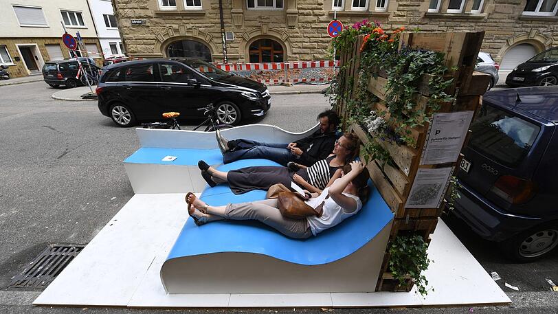 Wie hier in Stuttgart soll es in diesem Sommer nun auch in München sogenannte "Parklets" geben.