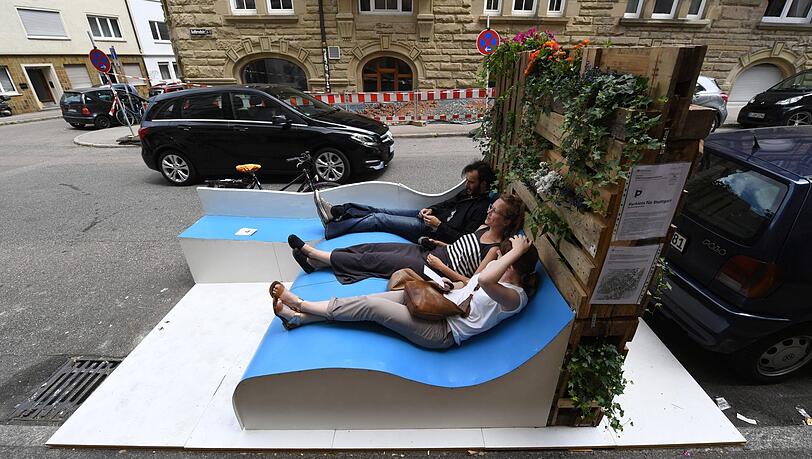 Wie hier in Stuttgart soll es in diesem Sommer nun auch in München sogenannte "Parklets" geben. Wie hier in Stuttgart soll es in diesem Sommer nun auch in München sogenannte "Parklets" geben.