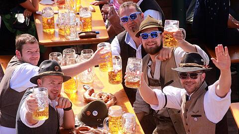 Gut gelaunt: Eine Besuchergruppe im Biergarten auf der Wiesn 2019.