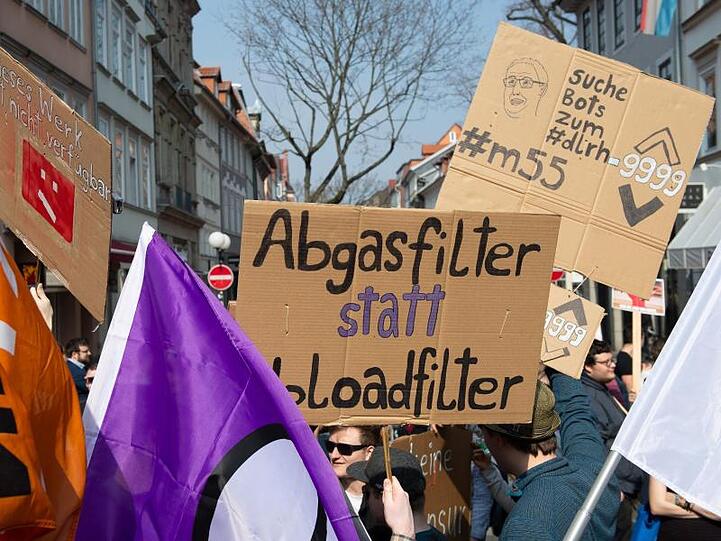 Die Demonstranten befürchten, dass der freie Meinungsaustausch im Internet eingeschränkt wird.