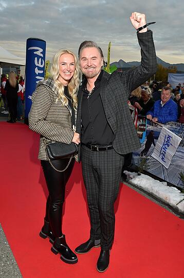 Nik P. mit Freundin Karin Candussi