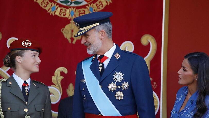 Prinzessin Leonor von Spanien mit ihren Eltern bei der Militärparade zum spanischen Nationalfeiertag.
