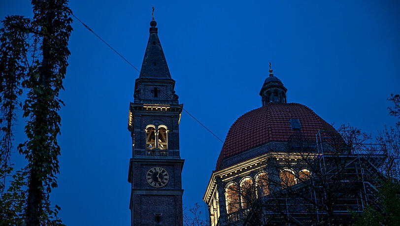 Der Turm und die Kuppel der Kirche St. Ursula am Kaiserplatz werden von innen beleuchtet, und zwar die ganze Nacht durch. Die einen finden es schön, den anderen ist es zu hell.
