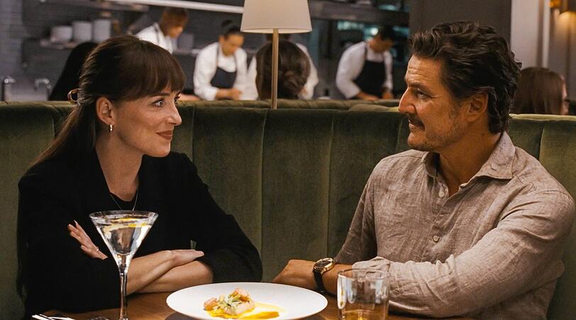 Lucy (Dakota Johnson) verliebt sich in Harry (Pedro Pascal).