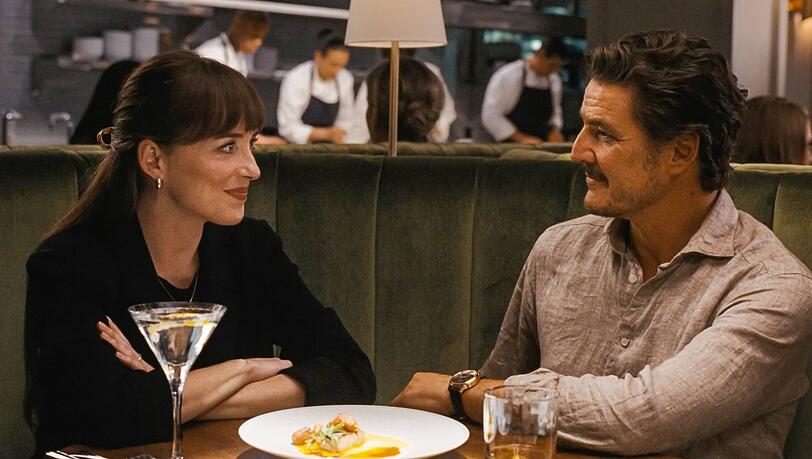 Lucy (Dakota Johnson) verliebt sich in Harry (Pedro Pascal).