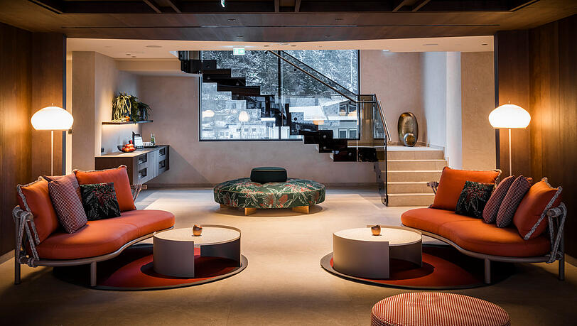 Im luxuriösen Badehaus kann man es sich nach dem Schwimmen gemütlich machen. Im luxuriösen Badehaus kann man es sich nach dem Schwimmen gemütlich machen.