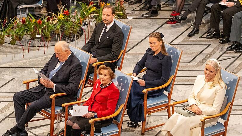 König Harald und Königin Sonja (vorne) und Haakon, Ingrid Alexandra und Mette-Marit (hinten) in Oslo. König Harald und Königin Sonja (vorne) und Haakon, Ingrid Alexandra und Mette-Marit (hinten) in Oslo.