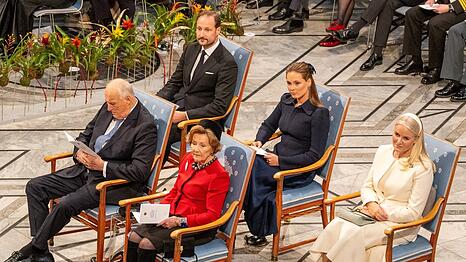 K&ouml;nig Harald und K&ouml;nigin Sonja (vorne) und Haakon, Ingrid Alexandra und Mette-Marit (hinten) in Oslo.
