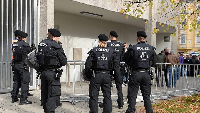 Wird am Freitagabend rund um das Grünwalder Stadion reichlich vertreten sein: Die Polizei. Wird am Freitagabend rund um das Grünwalder Stadion reichlich vertreten sein: Die Polizei.