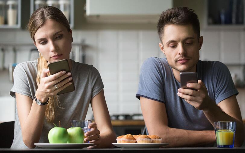 Immer häufiger sitzen Paare stumm nebeneinander. Anstatt sich zu unterhalten, beschäftigen sich beide oder einer der Partner lieber mit dem Handy anstatt ein Gespräch zu führen. Dadurch verlernen Paare es, miteinander zu kommunizieren. Was den anderen vielleicht gerade bewegt, erfahren wir nicht vom Smartphone. Immer häufiger sitzen Paare stumm nebeneinander. Anstatt sich zu unterhalten, beschäftigen sich beide oder einer der Partner lieber mit dem Handy anstatt ein Gespräch zu führen. Dadurch verlernen Paare es, miteinander zu kommunizieren. Was den anderen vielleicht gerade bewegt, erfahren wir nicht vom Smartphone.