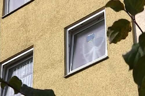 Hinter diesem Fenster fand die Großmutter das lebensgefährlich verletzte Mädchen. Es starb im Krankenhaus.
