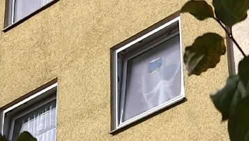 Hinter diesem Fenster fand die Großmutter das lebensgefährlich verletzte Mädchen. Es starb im Krankenhaus. Hinter diesem Fenster fand die Großmutter das lebensgefährlich verletzte Mädchen. Es starb im Krankenhaus.