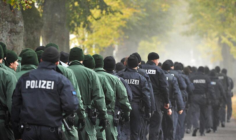 Ein 41 Jahre alte Polizist war Ende Oktober bei einer Verfolgungsjagd im Augsburger Siebentischwald erschossen worden, seine Kollegin wurde verletzt. Die Täter sind noch flüchtig.