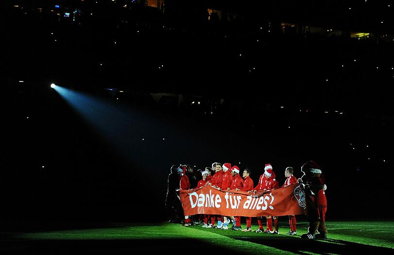 Mit einer stimmungsvollen Laser-Show bedankt sich der FC Bayern bei seinen Fans- Die Bilder!
