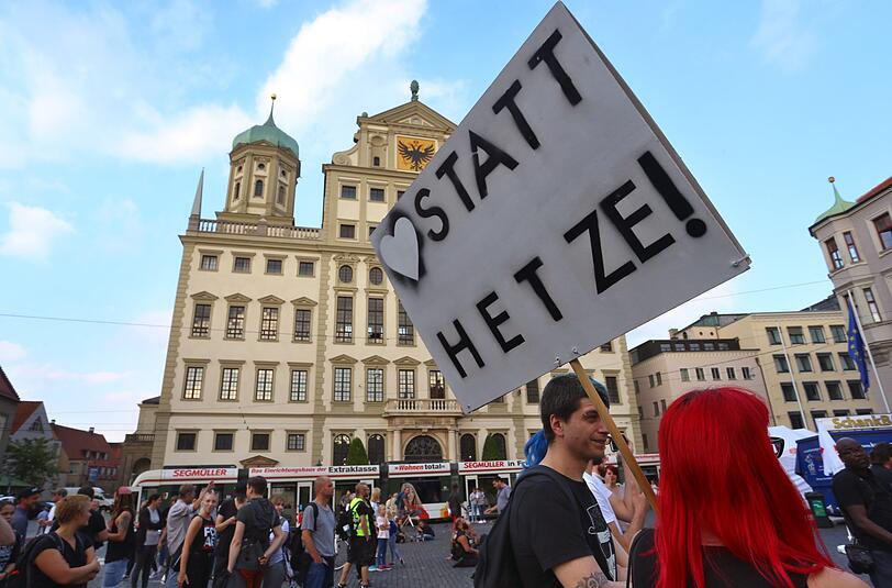 Tausende Menschen protestieren in Augsburg gegen den AfD-Parteitag.