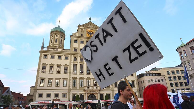Tausende Menschen protestieren in Augsburg gegen den AfD-Parteitag. Tausende Menschen protestieren in Augsburg gegen den AfD-Parteitag.